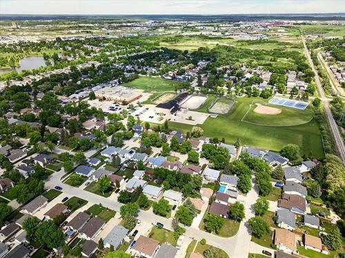 153 Meadow Gate Dr, Winnipeg, MB 