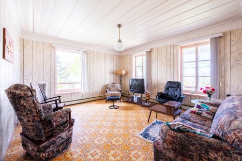 Salon - 378 Ch. Des Pionniers E., L'Islet, QC 