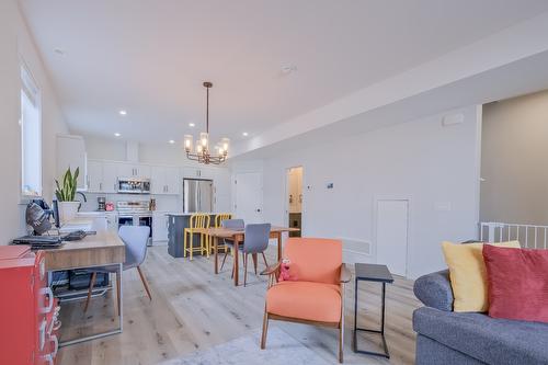 951 Stockwell Avenue, Kelowna, BC - Indoor Photo Showing Living Room