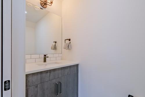 951 Stockwell Avenue, Kelowna, BC - Indoor Photo Showing Bathroom