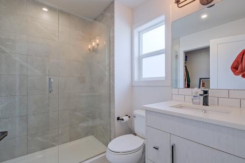 951 Stockwell Avenue, Kelowna, BC - Indoor Photo Showing Bathroom