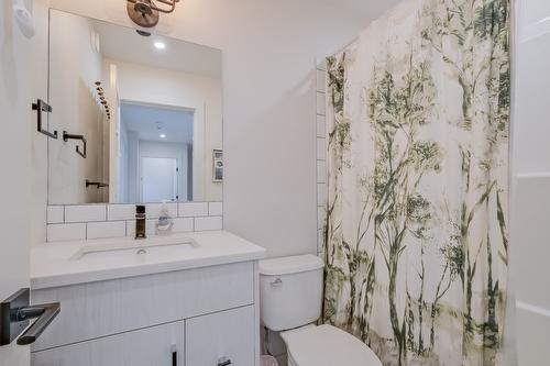 951 Stockwell Avenue, Kelowna, BC - Indoor Photo Showing Bathroom