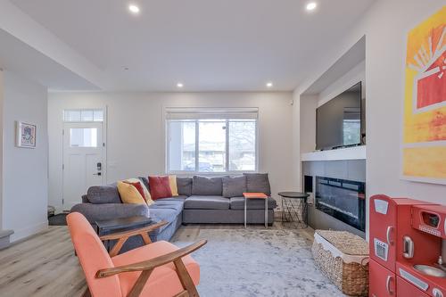951 Stockwell Avenue, Kelowna, BC - Indoor Photo Showing Living Room With Fireplace