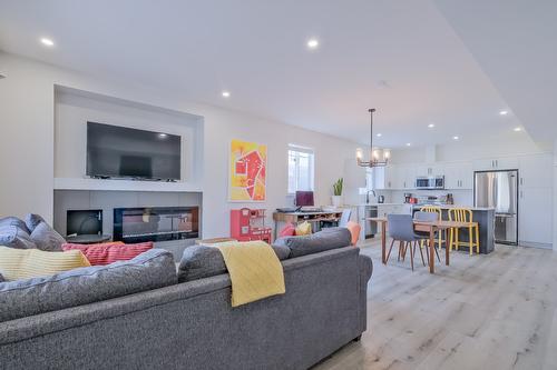 951 Stockwell Avenue, Kelowna, BC - Indoor Photo Showing Living Room With Fireplace