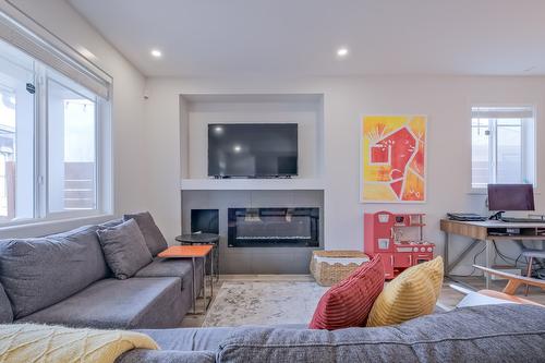 951 Stockwell Avenue, Kelowna, BC - Indoor Photo Showing Living Room With Fireplace