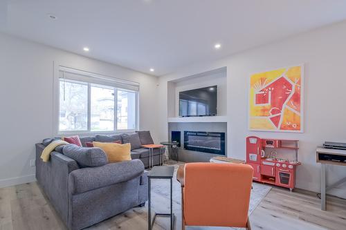 951 Stockwell Avenue, Kelowna, BC - Indoor Photo Showing Living Room With Fireplace