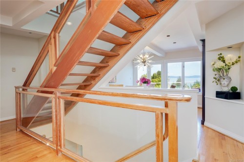 4961 Lochside Dr, Saanich, BC 