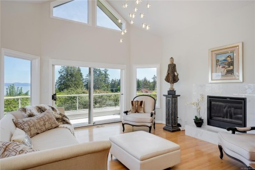 4961 Lochside Dr, Saanich, BC 