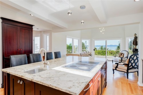 4961 Lochside Dr, Saanich, BC 