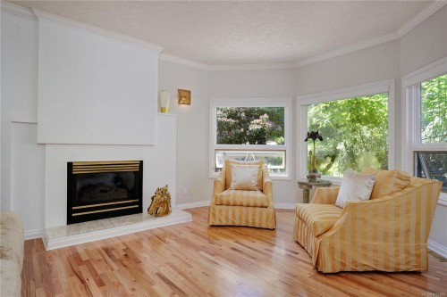 4961 Lochside Dr, Saanich, BC 