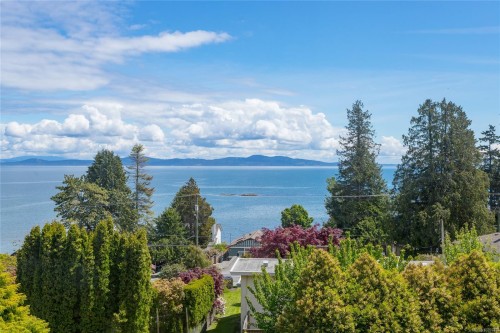 4961 Lochside Dr, Saanich, BC 