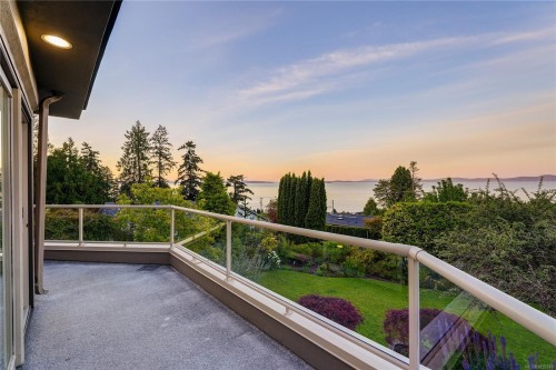 4961 Lochside Dr, Saanich, BC 
