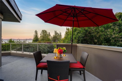 4961 Lochside Dr, Saanich, BC 