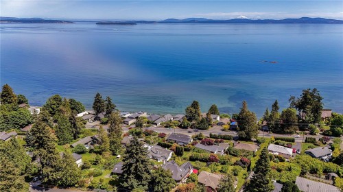 4961 Lochside Dr, Saanich, BC 