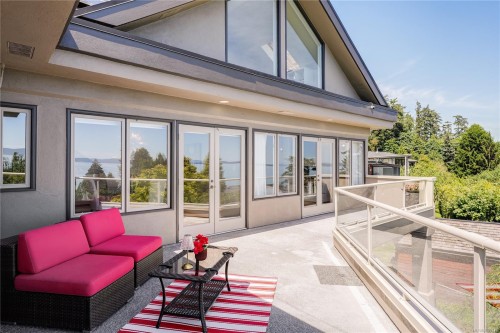 4961 Lochside Dr, Saanich, BC 