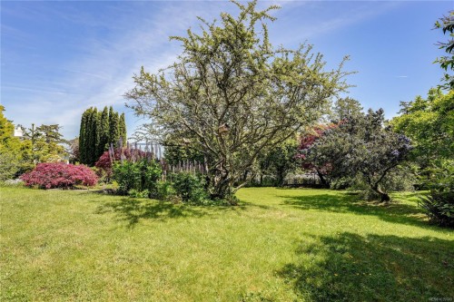 4961 Lochside Dr, Saanich, BC 