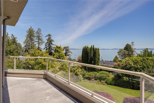 4961 Lochside Dr, Saanich, BC 