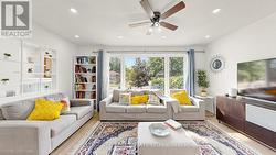 15 BARNES CRESCENT  Toronto, ON M1G 1Z8