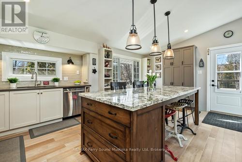 Custom kitchen w large centre island - 5 Meharg Drive, Mckellar, ON 