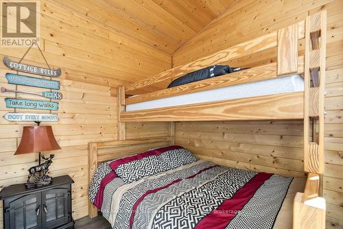 Cozy pine bunkie sleeps 5 - 5 Meharg Drive, Mckellar, ON 