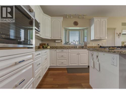 2642 Golf View Place, Blind Bay, BC - Indoor Photo Showing Kitchen