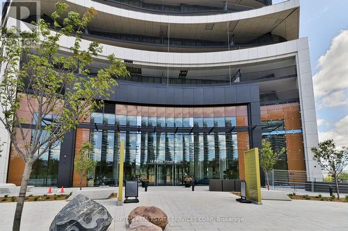733 - 18 ESTHER SHINER BOULEVARD , Toronto, Ontario M2K 0J7 2