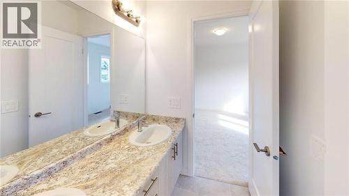 Double vanity with integrated sinks and a stone-finish countertop - 200 Cittadella Boulevard, Hamilton, ON 