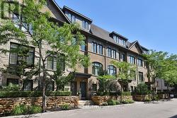 32 LOBO MEWS Toronto, ON M8Z 0B1