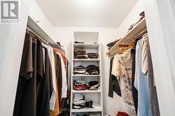 Ensuite walk in closet - 
