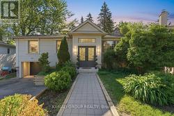 61 LAWNWOOD COURT  Richmond Hill, ON L4C 4T1