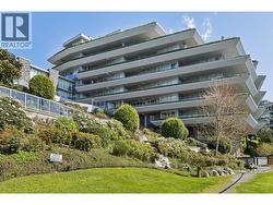 204 866 ARTHUR ERICKSON PLACE  West Vancouver, BC V7T 0B2