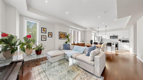 10-35 Heron Park Place, Toronto, ON - Indoor Photo Showing Living Room