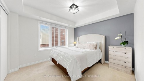 10-35 Heron Park Place, Toronto, ON - Indoor Photo Showing Bedroom