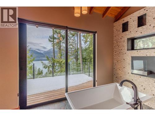 234 Walkers Lane, Kootenay Bay, BC 