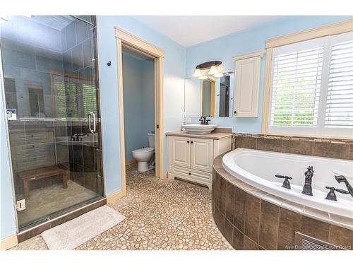 76 Island View Dr, Douglas, NB 