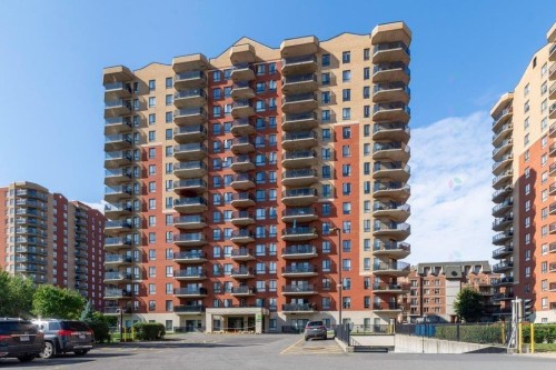 Exterior - 603-3330 Boul. Le Carrefour, Laval (Chomedey), QC 