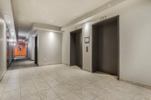 Elevator - 603-3330 Boul. Le Carrefour, Laval (Chomedey), QC 