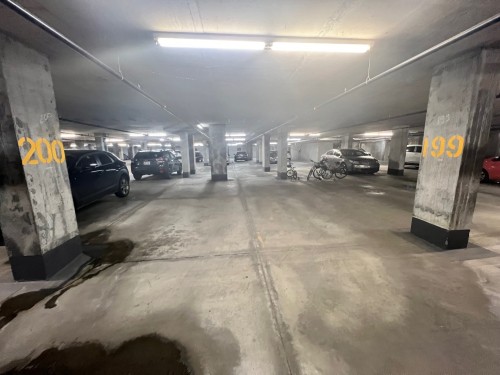 Garage - 603-3330 Boul. Le Carrefour, Laval (Chomedey), QC 