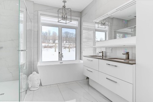 Salle de bains - 6020 Rue Robert, Saint-Placide, QC - Indoor Photo Showing Bathroom