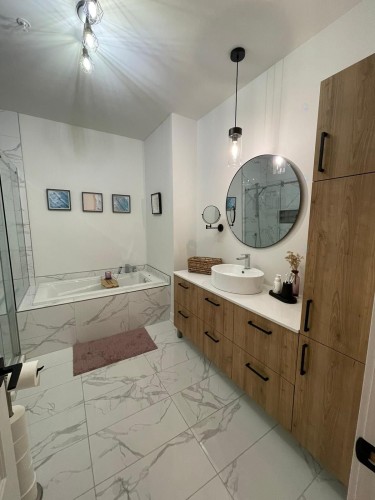 Master Bathroom - 407-3650 Rue Roland-Marquette, Longueuil (Saint-Hubert), QC 