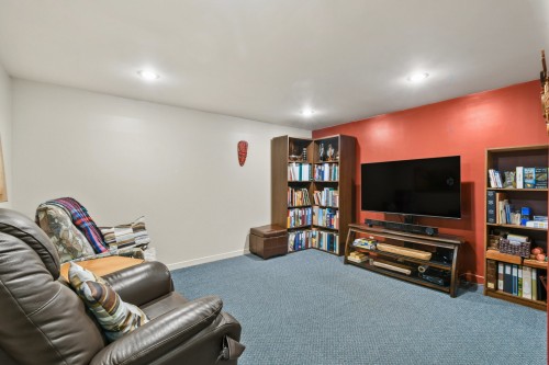 Salle familiale - 158 Av. Mermoz, Candiac, QC 