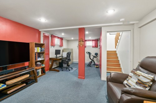 Salle familiale - 158 Av. Mermoz, Candiac, QC 