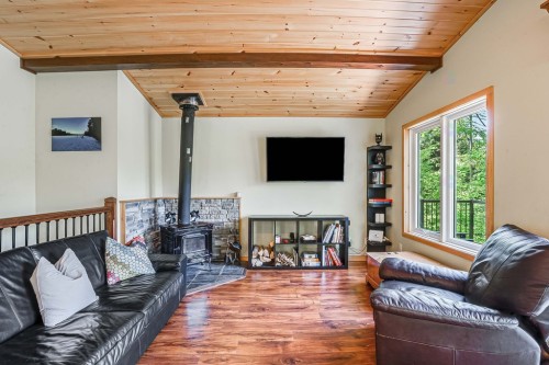 Salon - 233 Ch. Stephens, Otter Lake, QC 