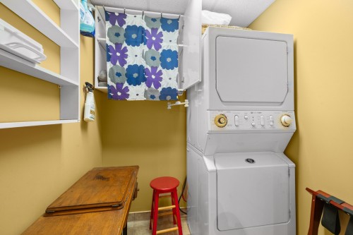 Salle de lavage - A-4991 Rue Fulton, Montréal (Côte-Des-Neiges/Notre-Dame-De-Grâce), QC 