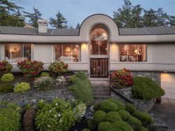 4329 Stoneywood Lane Saanich, BC V8X 5C7