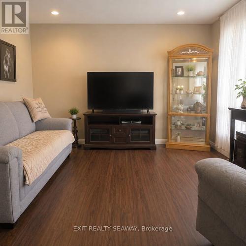 Living Room - 320 Balmoral Avenue, Cornwall, ON 