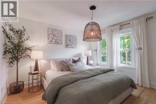 Hardwood flooring and light-toned walls create a neutral backdrop - 41 Park Row N, Hamilton, ON 