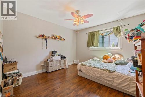 Bedroom featuring wood-finish flooring, a ceiling fan with integrated lighting, and a single window - 54 E Chestnut Street E, St. Catharines, ON - Indoor Photo Showing Bedroom