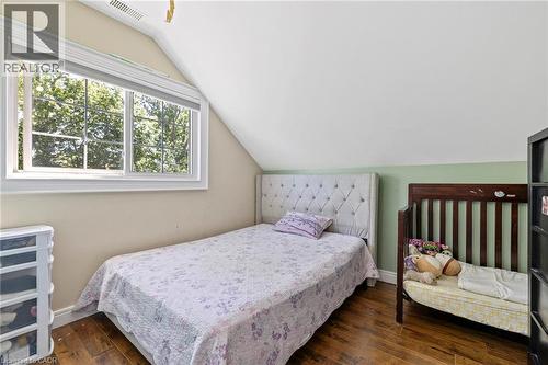 Room featuring hardwood flooring and a bright window - 54 E Chestnut Street E, St. Catharines, ON - Indoor Photo Showing Bedroom