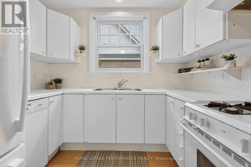 Main floor kitchen - 18 Harvard Avenue, Ottawa, ON 